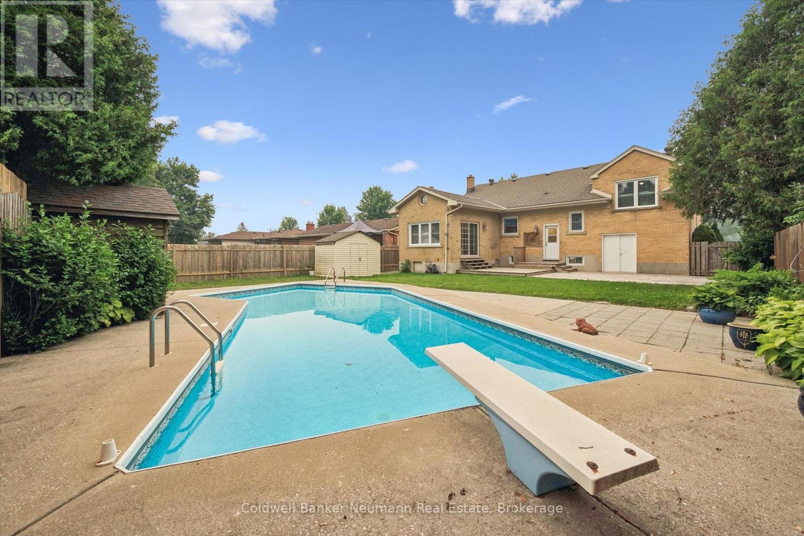 195 VICTORIA ROAD N - 42