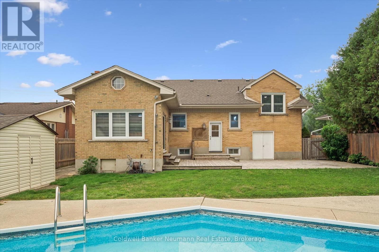 195 VICTORIA ROAD N - 43