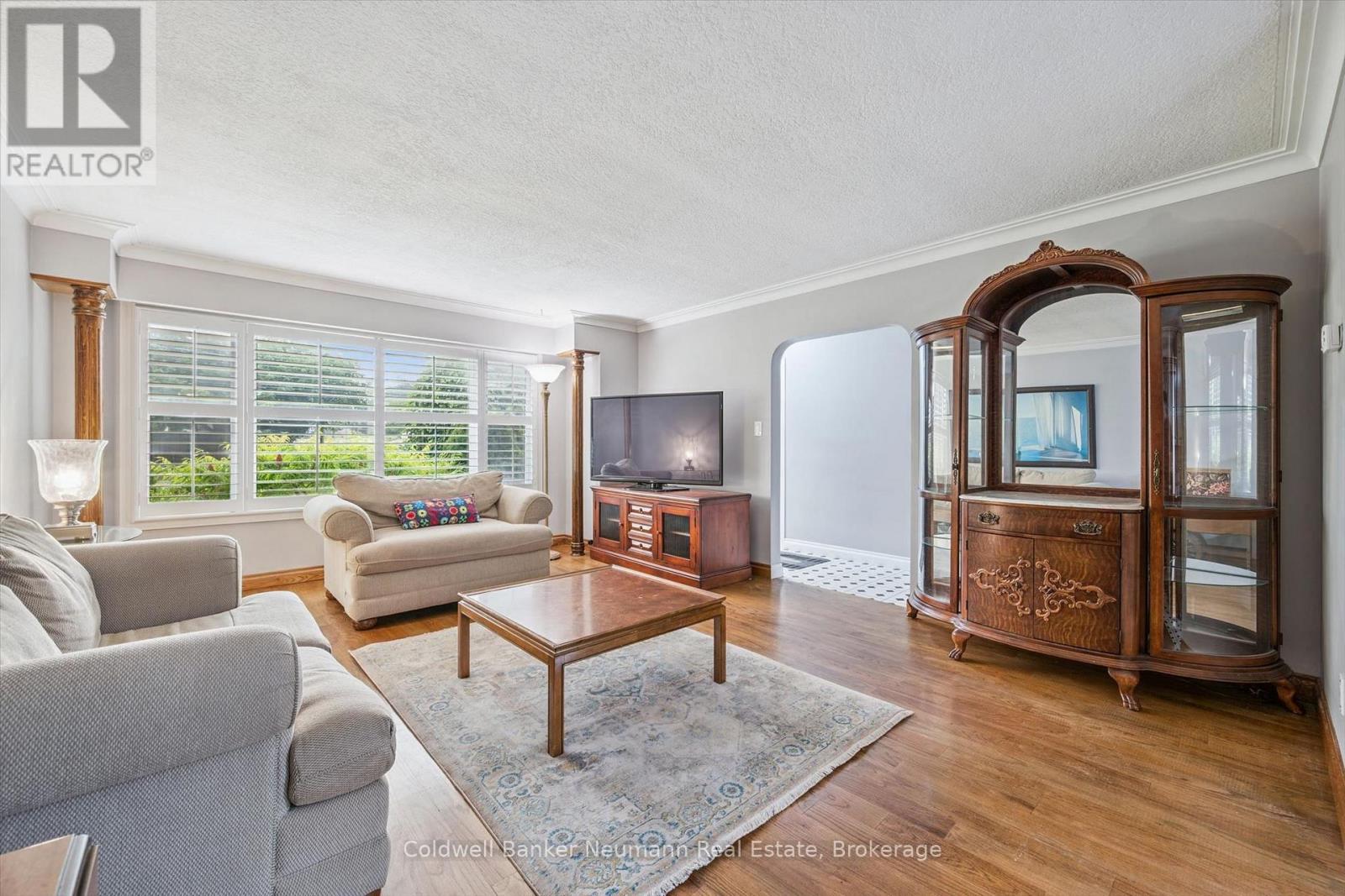 195 VICTORIA ROAD N - 7