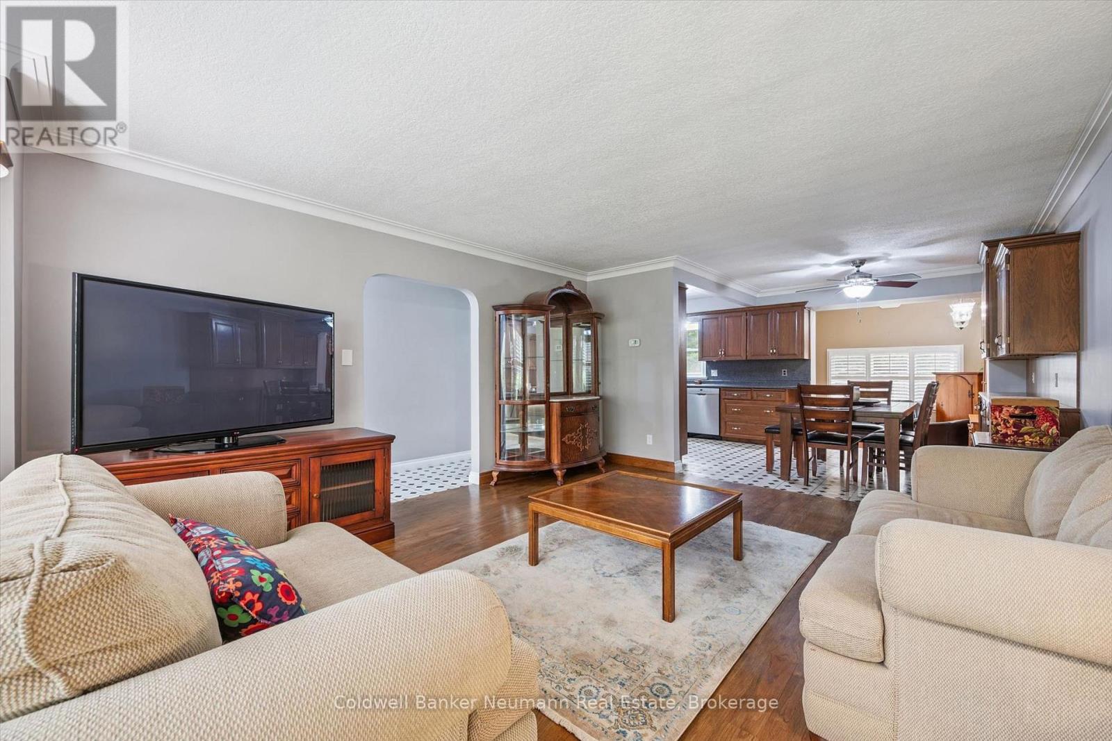 195 VICTORIA ROAD N - 8
