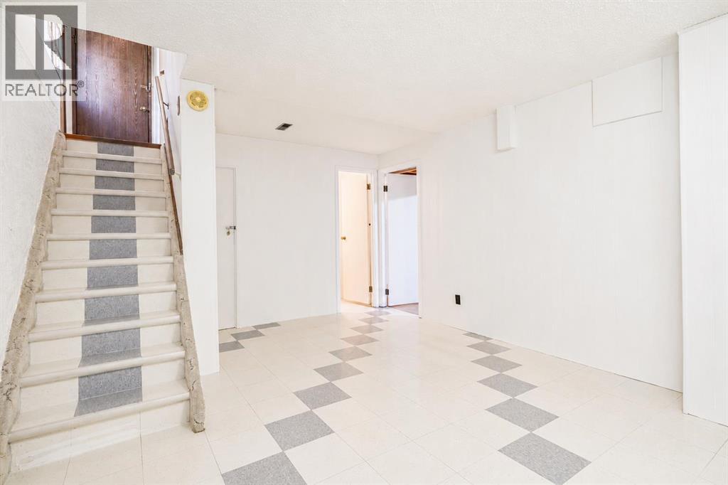 44 Cunliffe Crescent SE - 23
