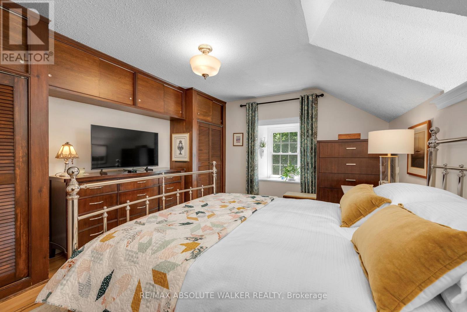 652 HENRY STREET W - 21