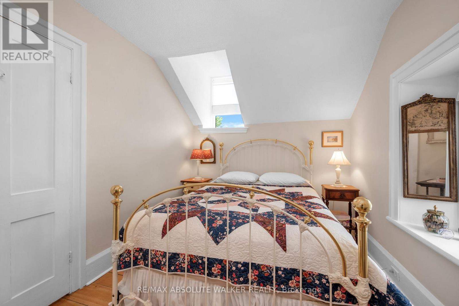 652 HENRY STREET W - 25