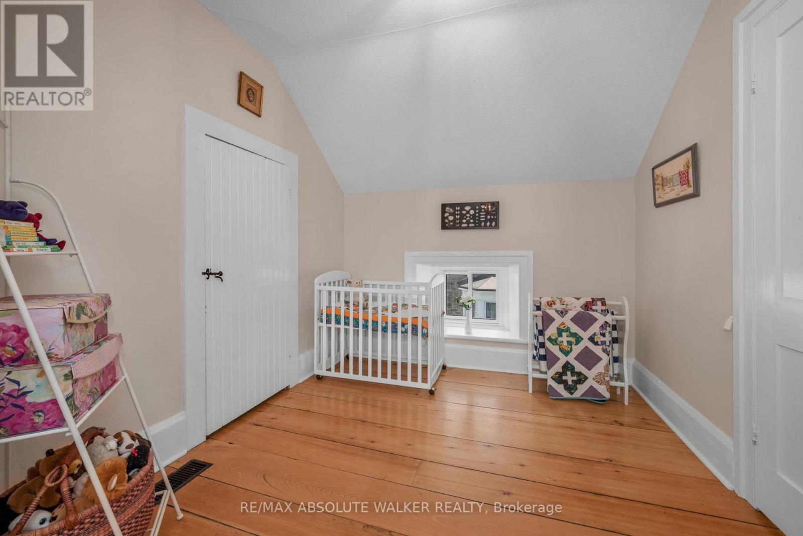 652 HENRY STREET W - 26
