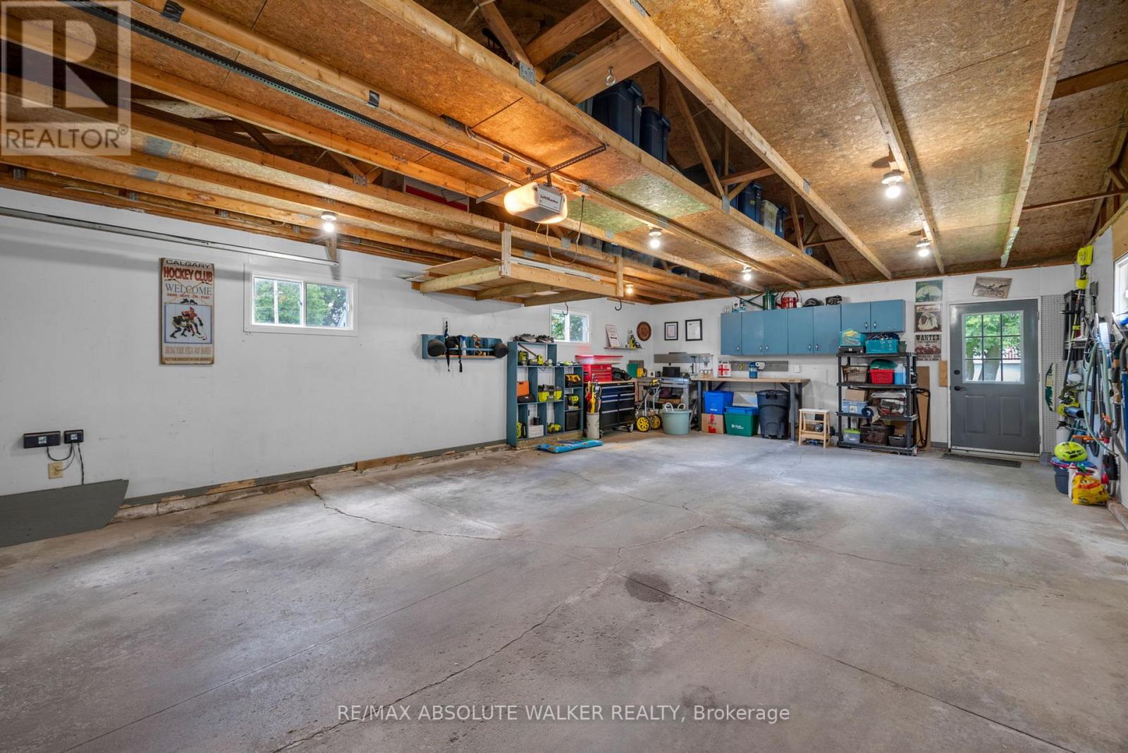 652 HENRY STREET W - 32