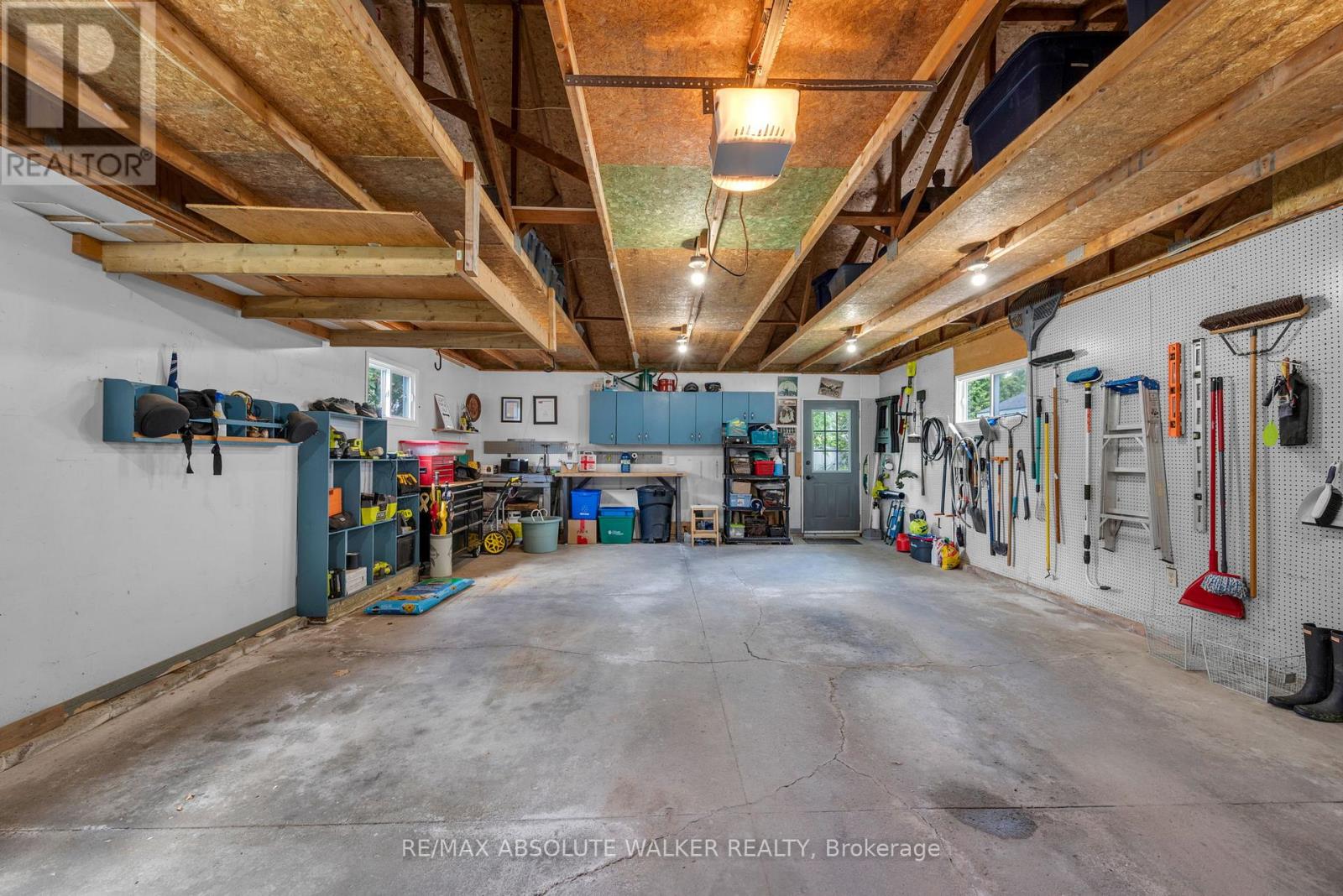 652 HENRY STREET W - 33