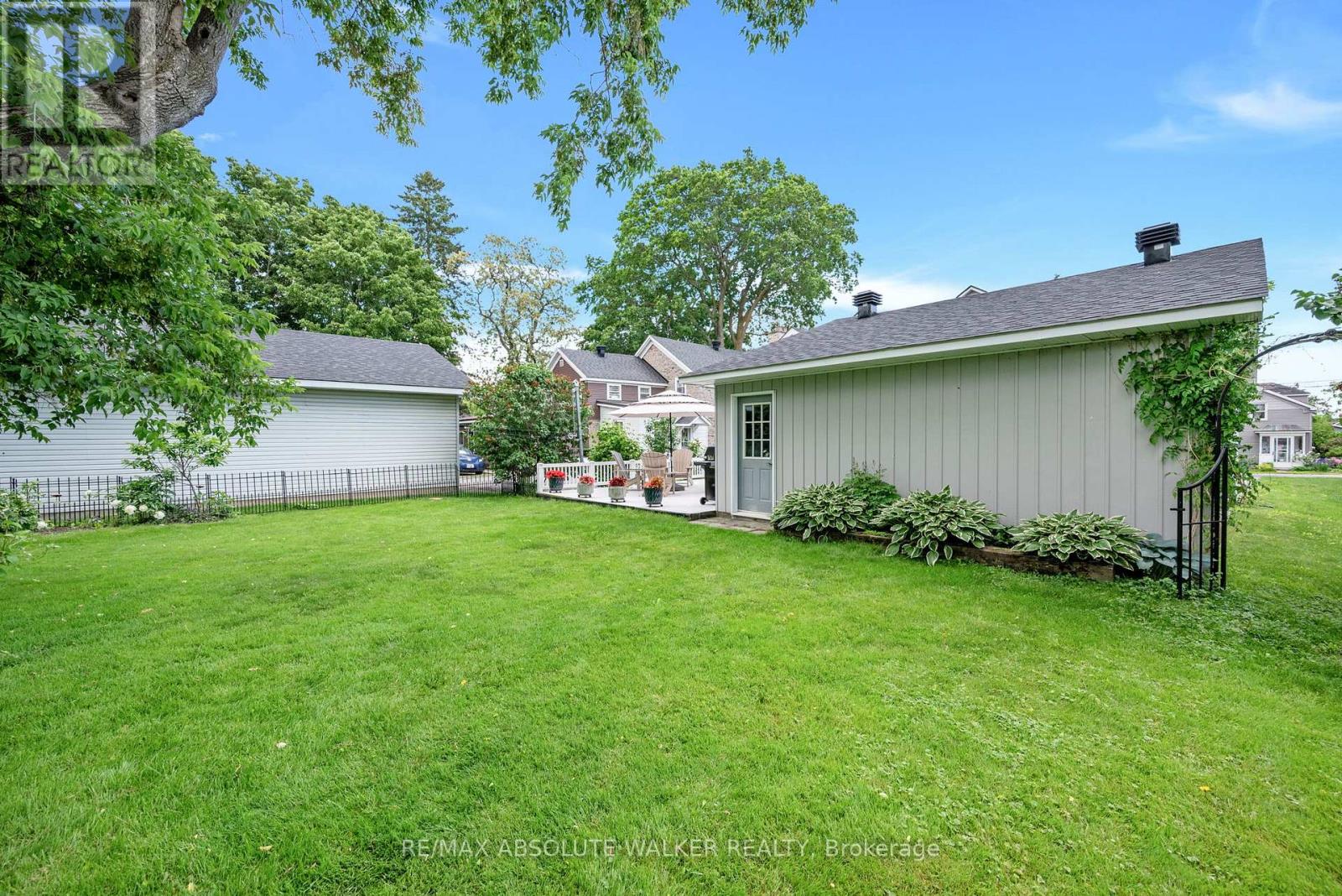 652 HENRY STREET W - 39