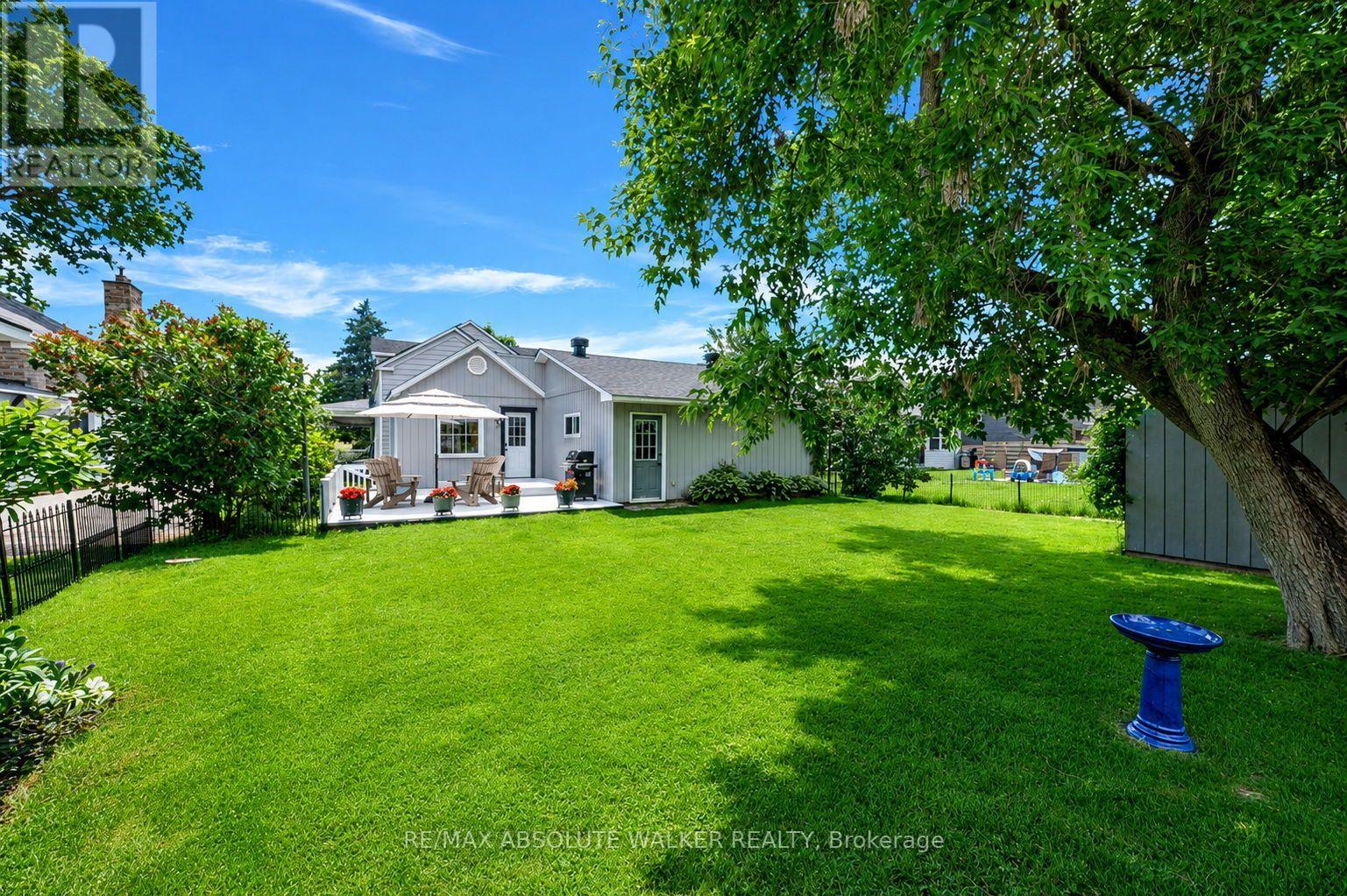 652 HENRY STREET W - 40
