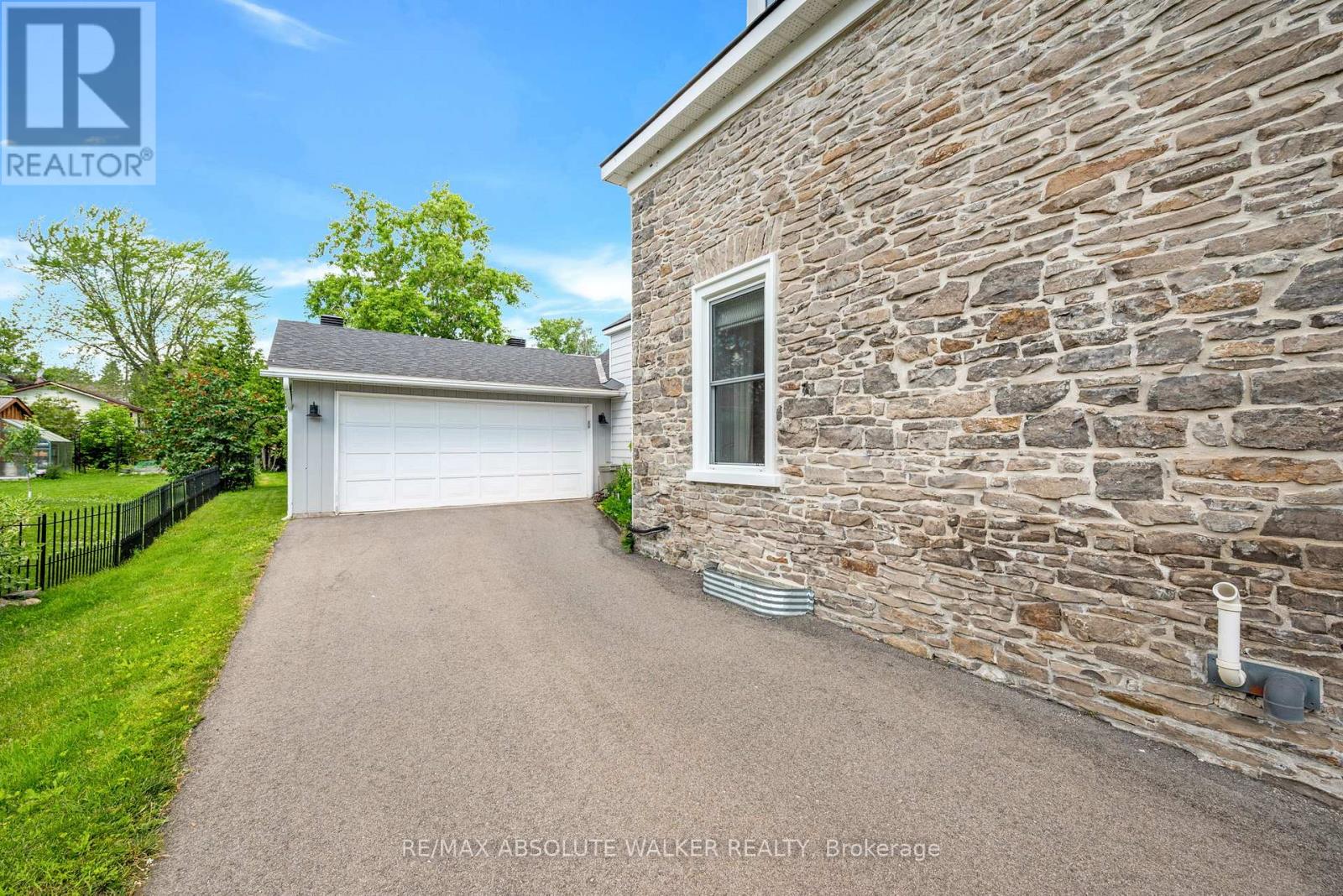 652 HENRY STREET W - 41