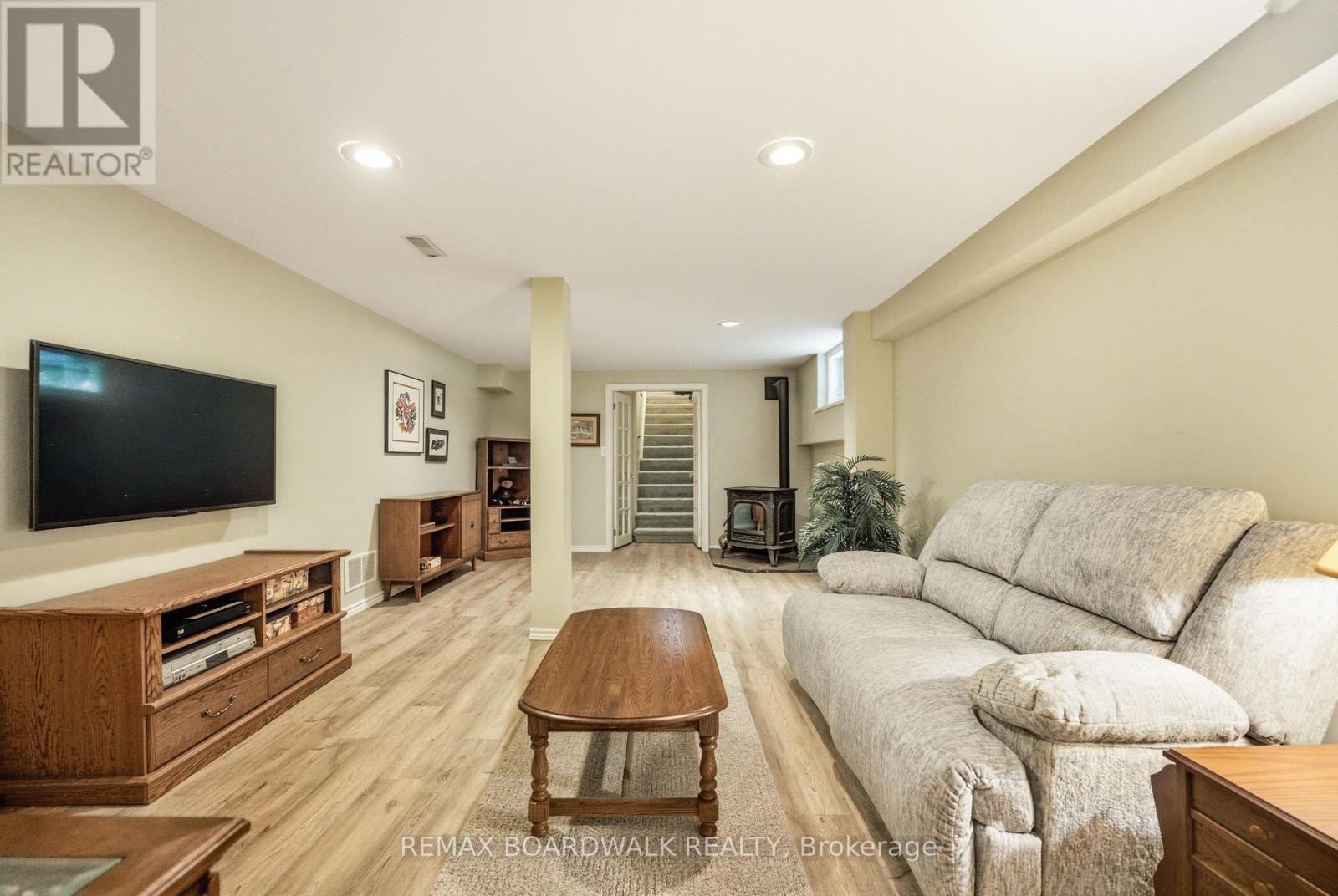 123 POOLE DRIVE - 23