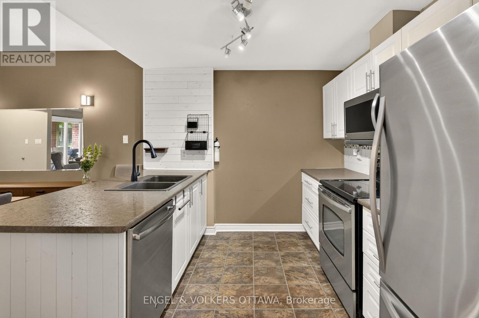 2 Bed, 1 Bath House for Sale in Ottawa – 4 – 165 WATERBRIDGE DRIVE, Ottawa – MLS# X13584530 - Image 15