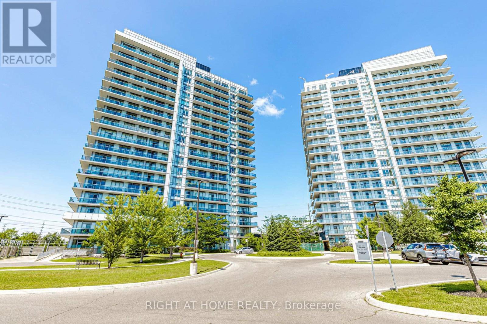 #PH03 4633 GLEN ERIN DRIVE W - 1