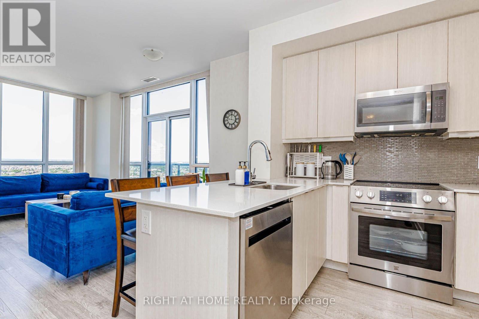 #PH03 4633 GLEN ERIN DRIVE W - 11