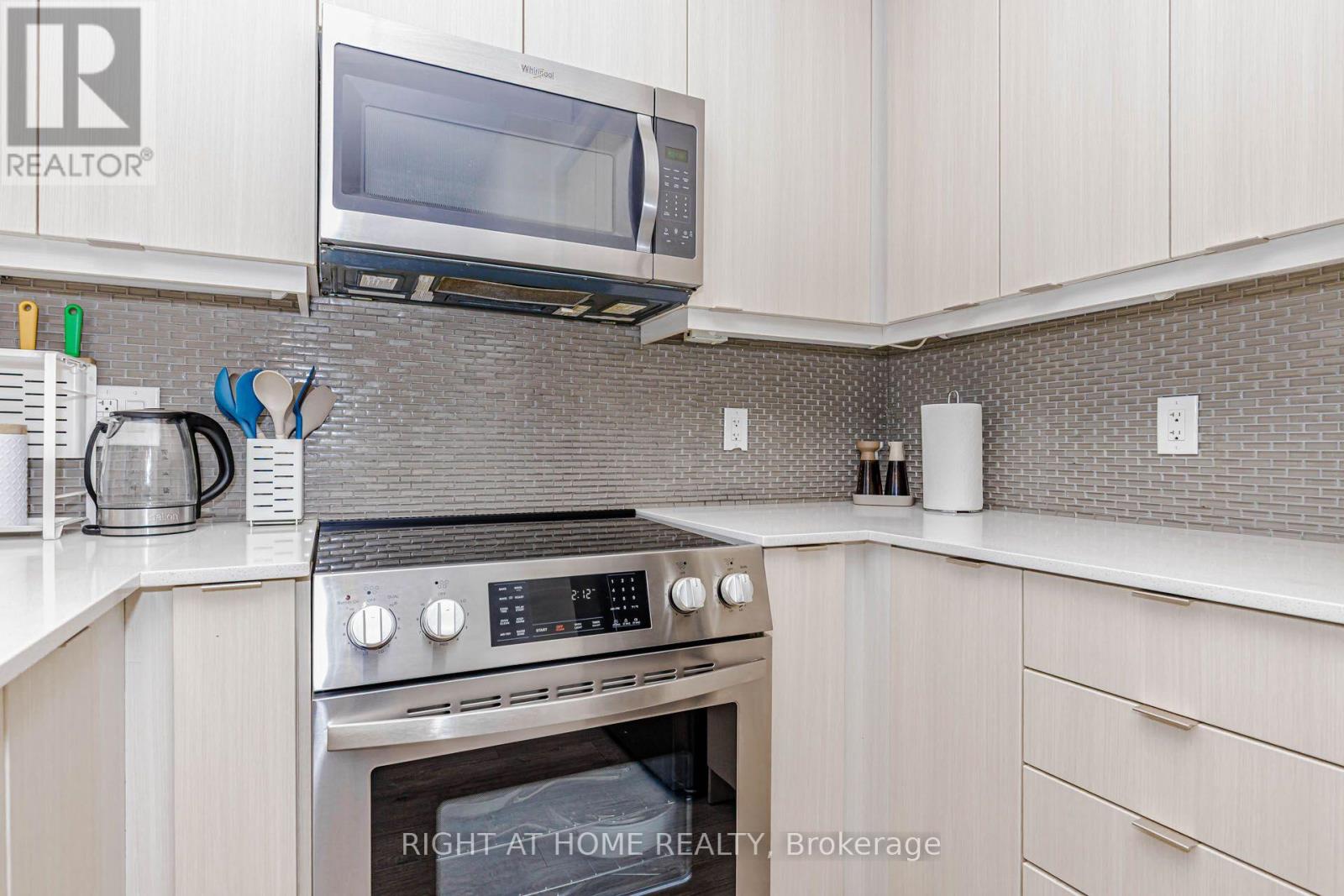 #PH03 4633 GLEN ERIN DRIVE W - 13
