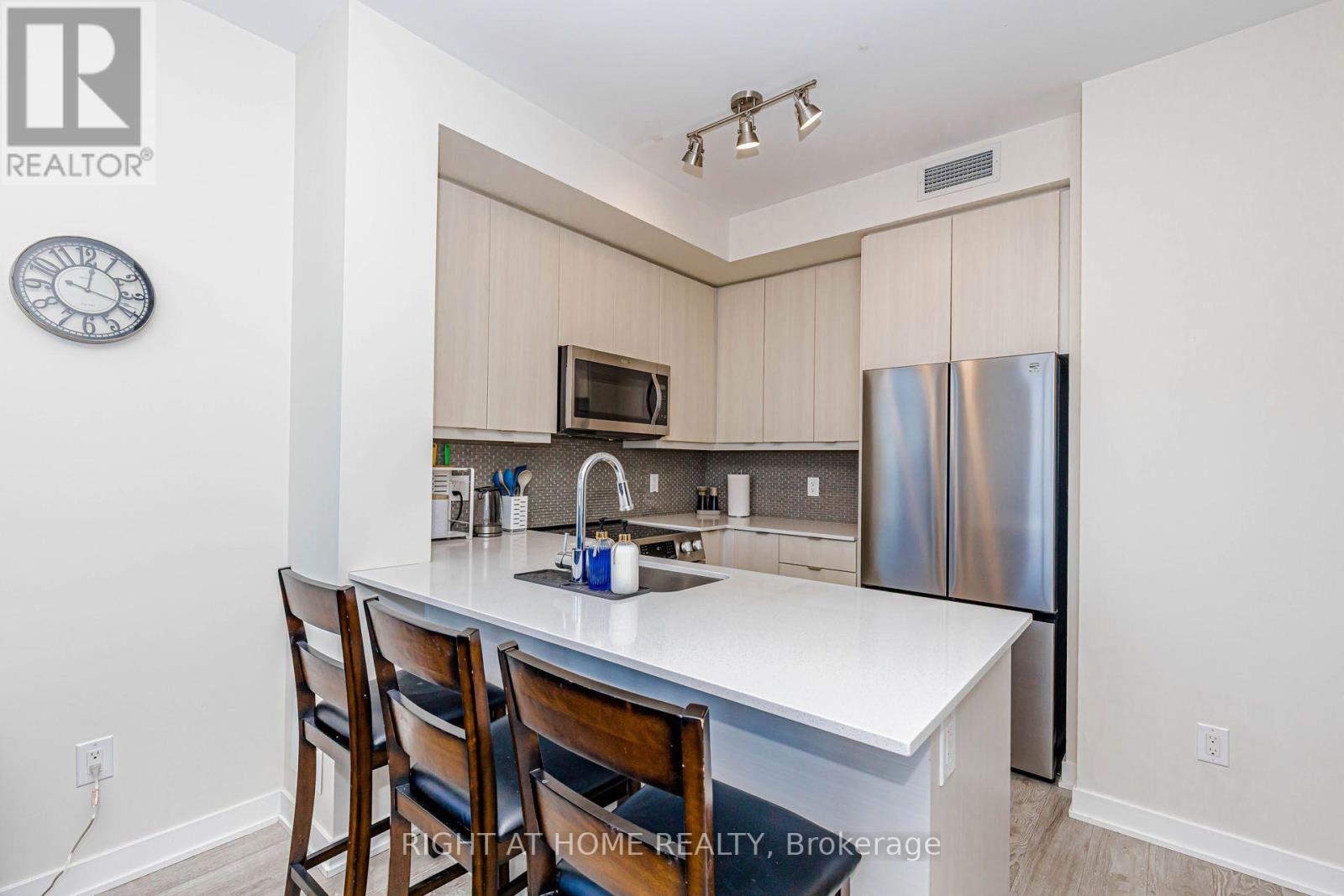 #PH03 4633 GLEN ERIN DRIVE W - 14