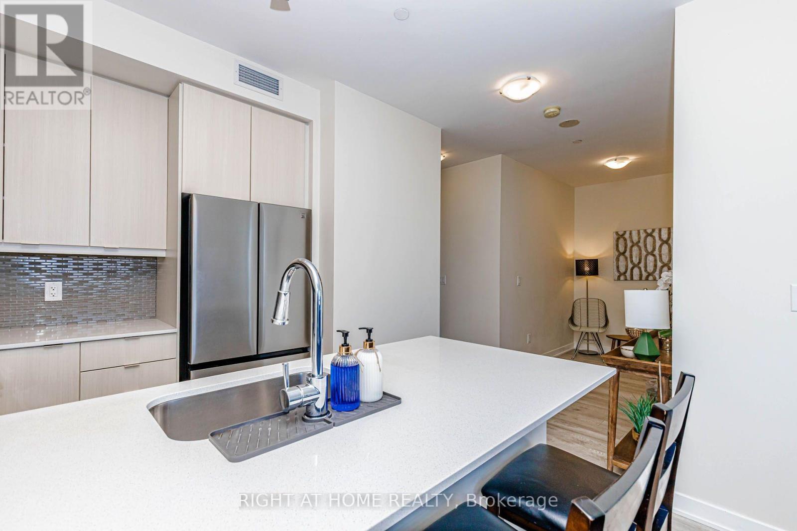 #PH03 4633 GLEN ERIN DRIVE W - 15