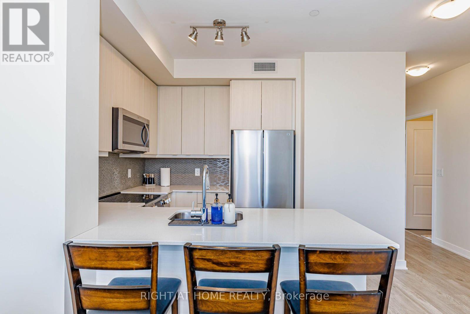 #PH03 4633 GLEN ERIN DRIVE W - 16
