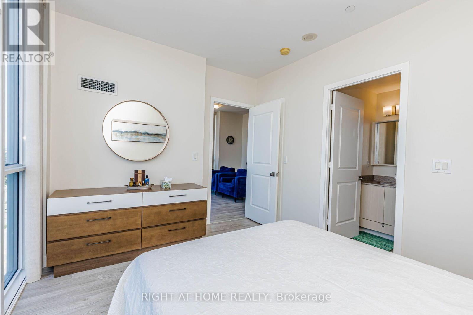 #PH03 4633 GLEN ERIN DRIVE W - 25