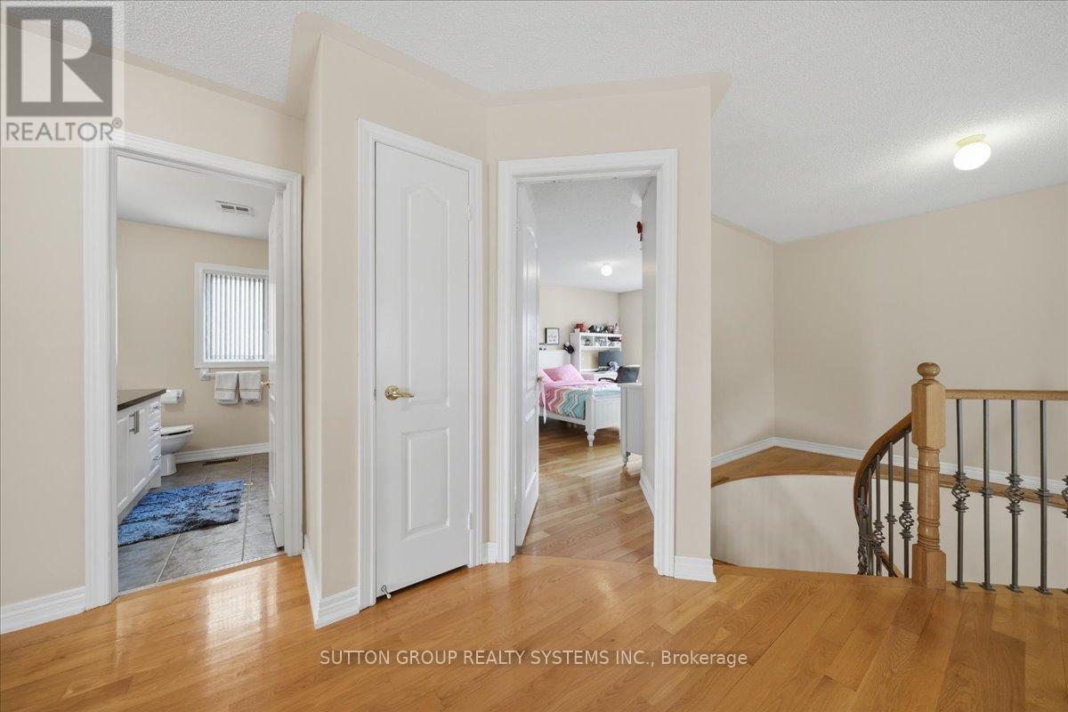 1382 AVON DRIVE - 25