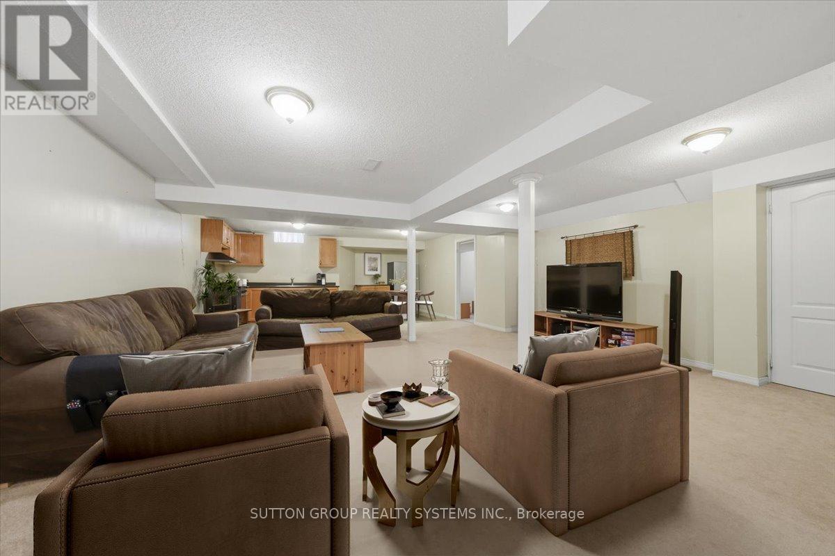 1382 AVON DRIVE - 33