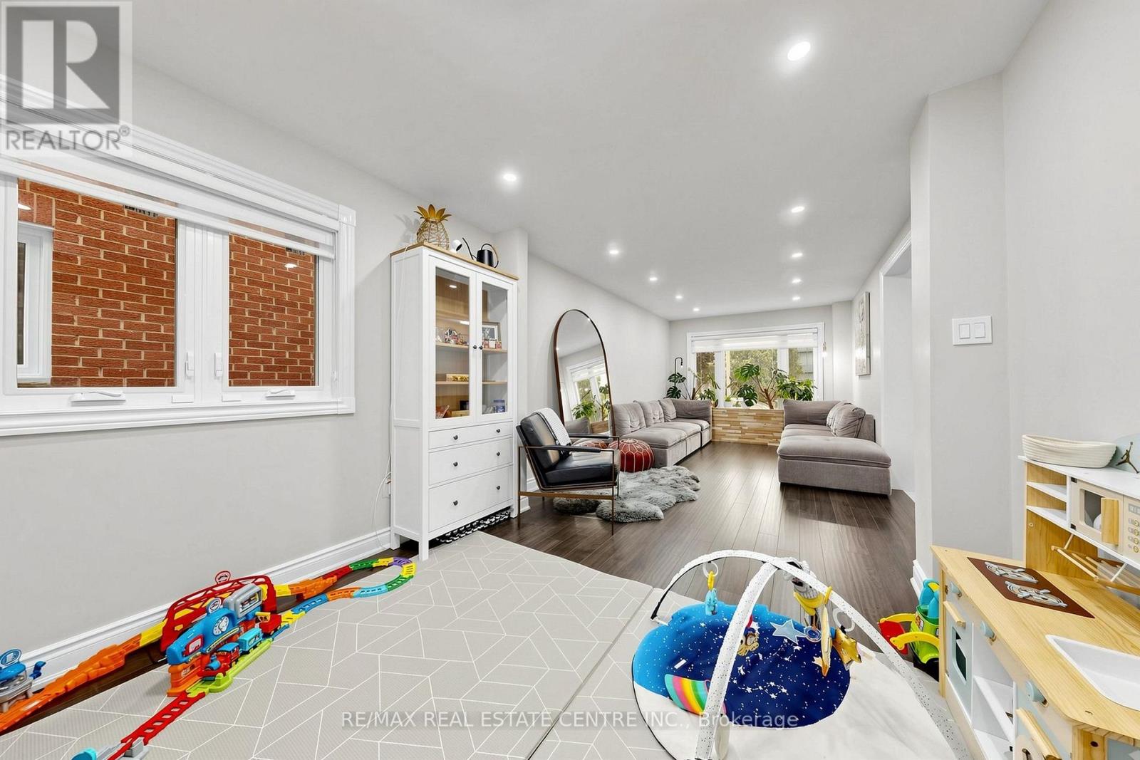 33 BLACKMERE CIRCLE - 10