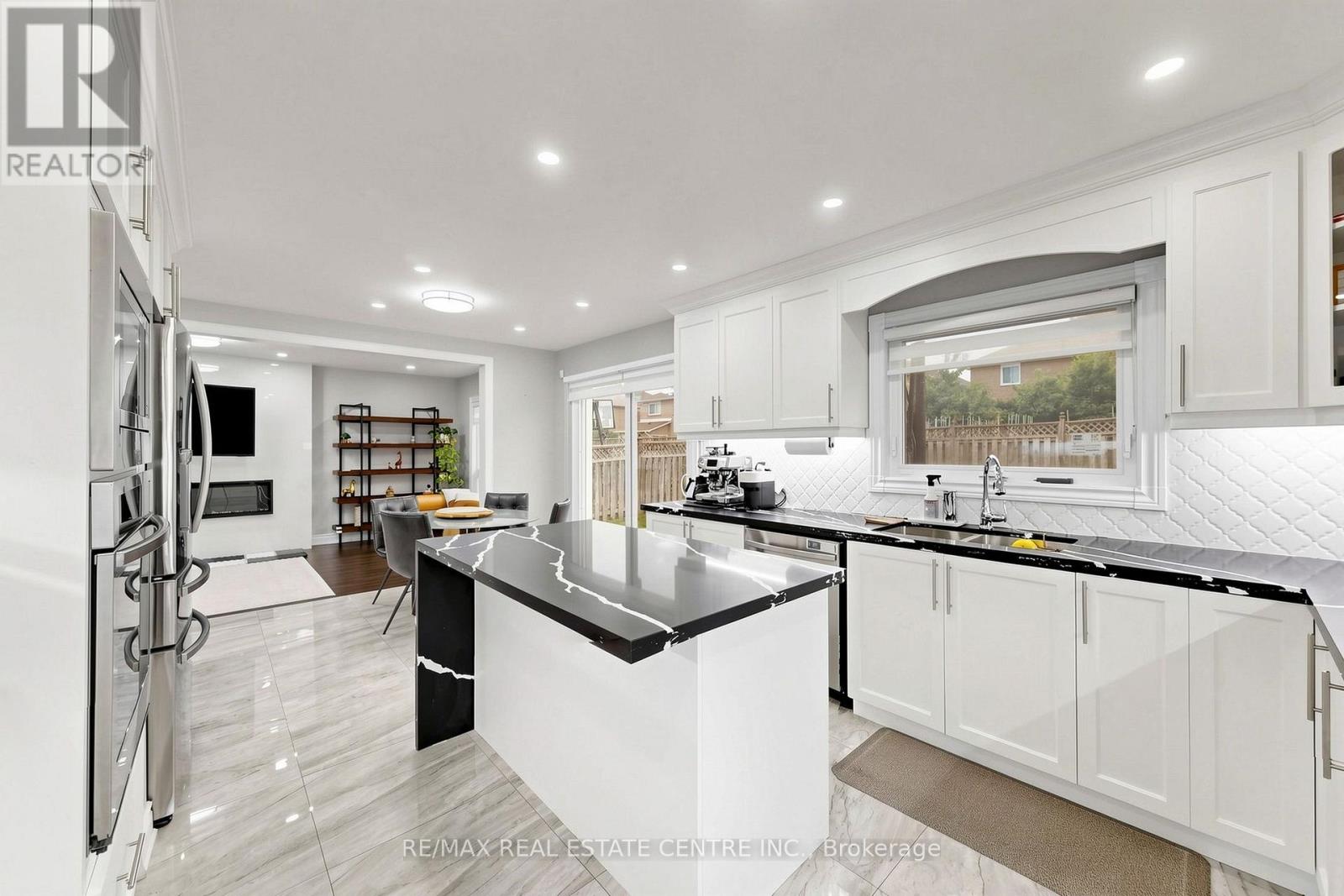 33 BLACKMERE CIRCLE - 11
