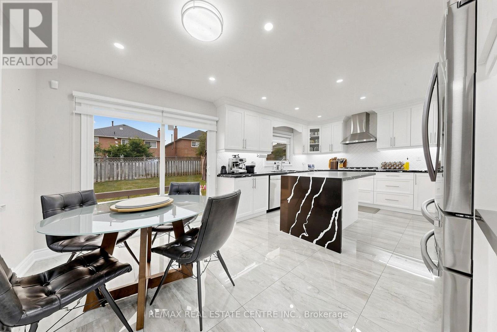 33 BLACKMERE CIRCLE - 13