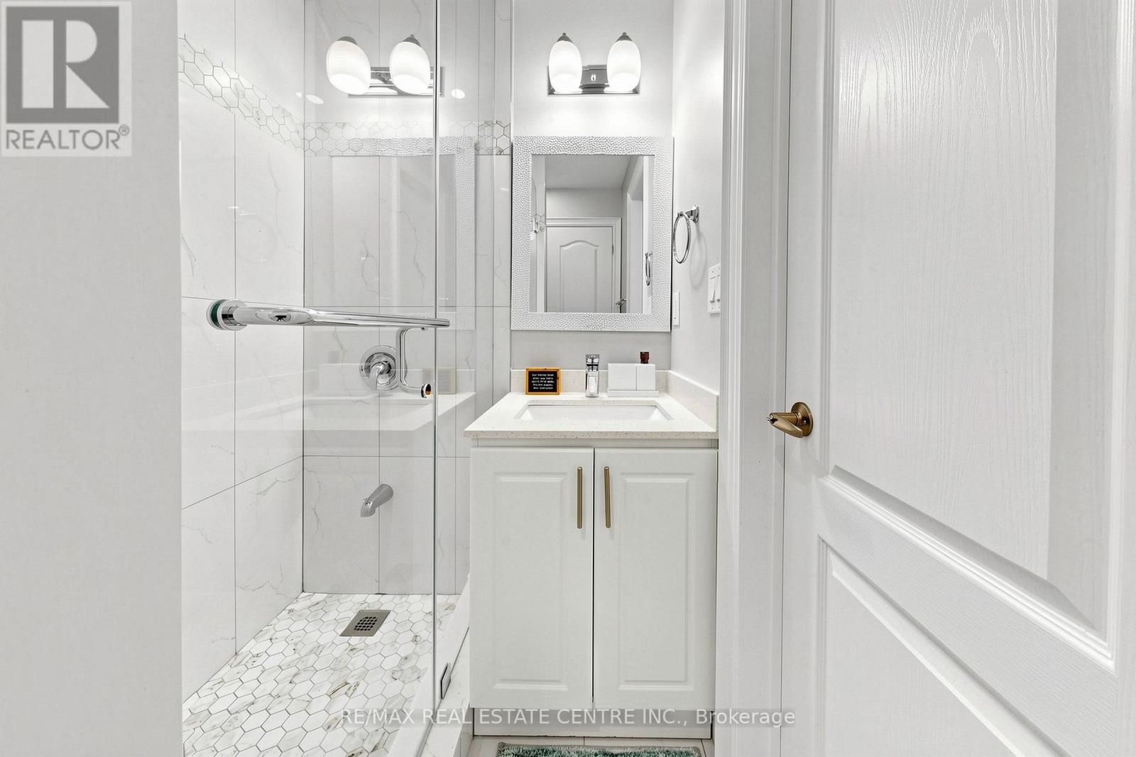 33 BLACKMERE CIRCLE - 32