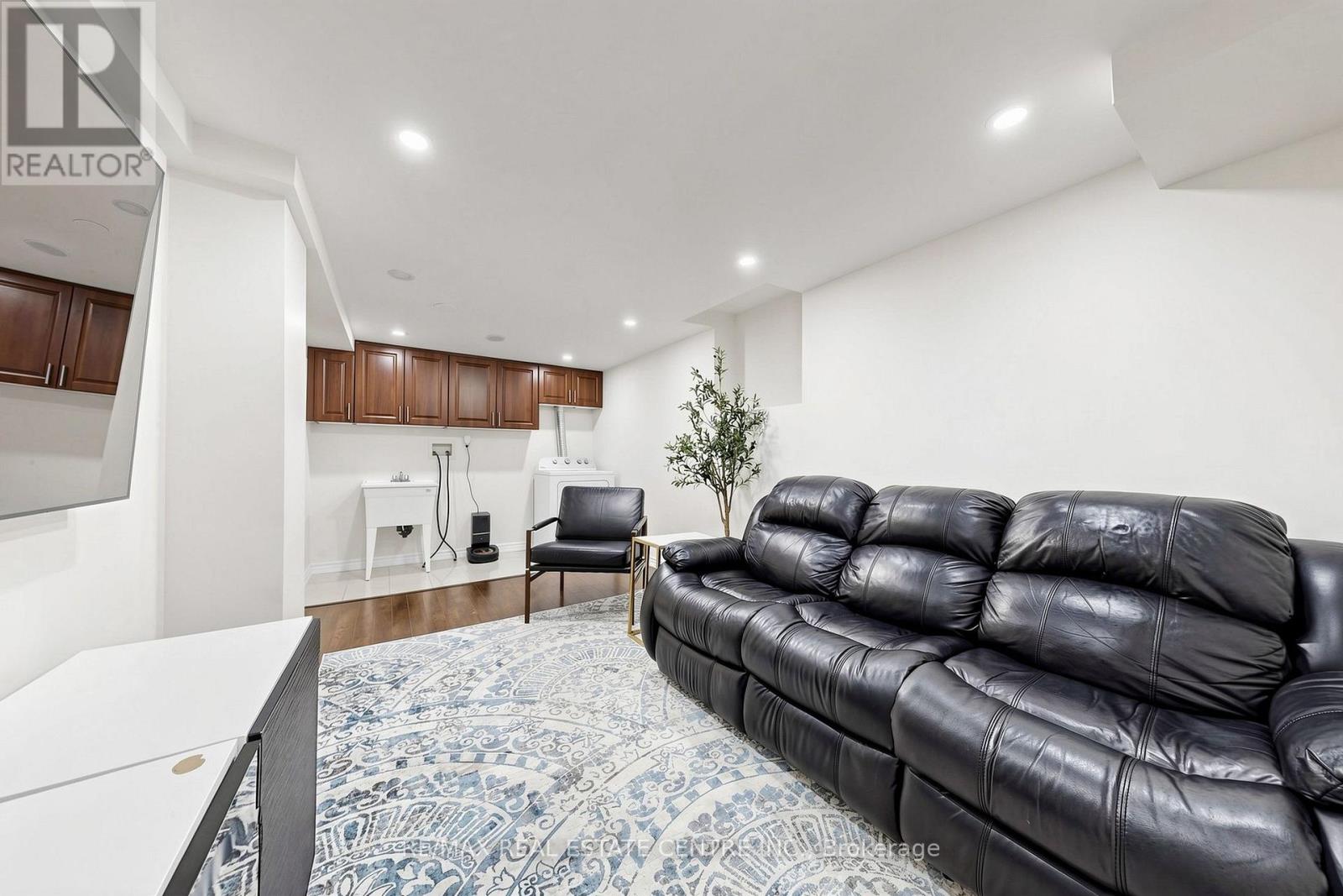 33 BLACKMERE CIRCLE - 36