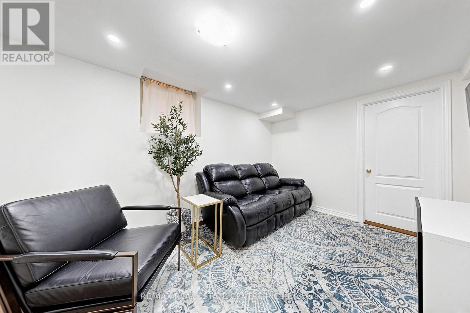 33 BLACKMERE CIRCLE - 37