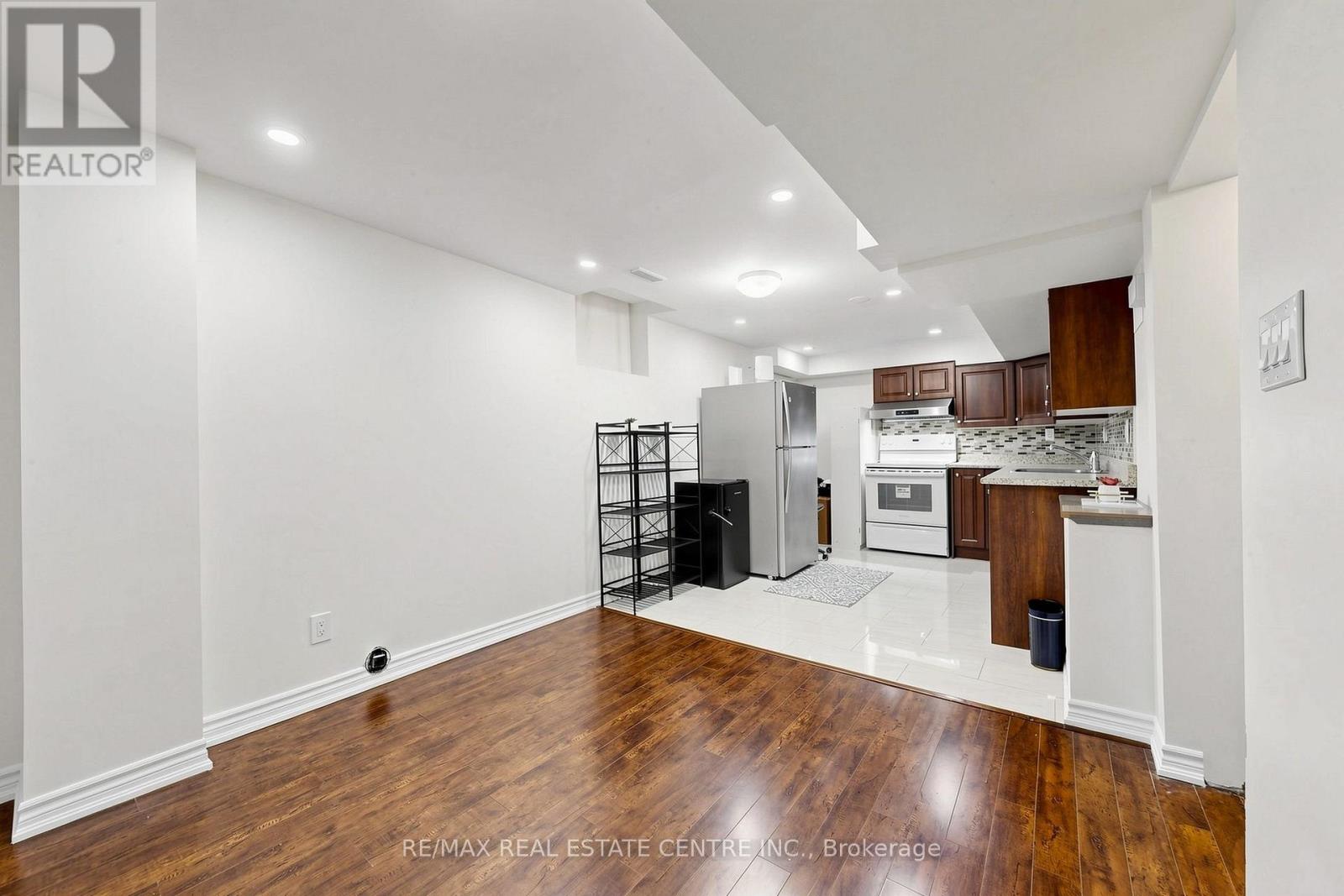 33 BLACKMERE CIRCLE - 38