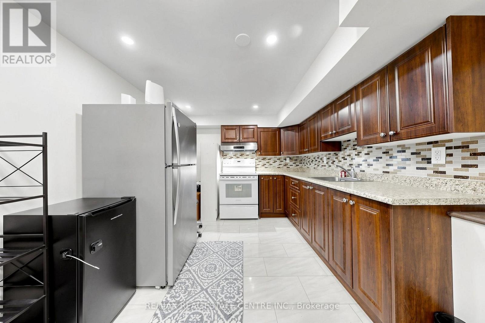 33 BLACKMERE CIRCLE - 39