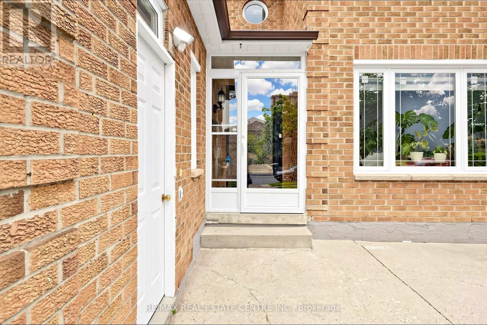 33 BLACKMERE CIRCLE - 4