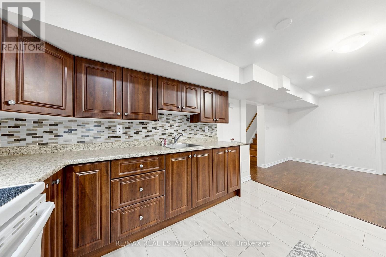 33 BLACKMERE CIRCLE - 40