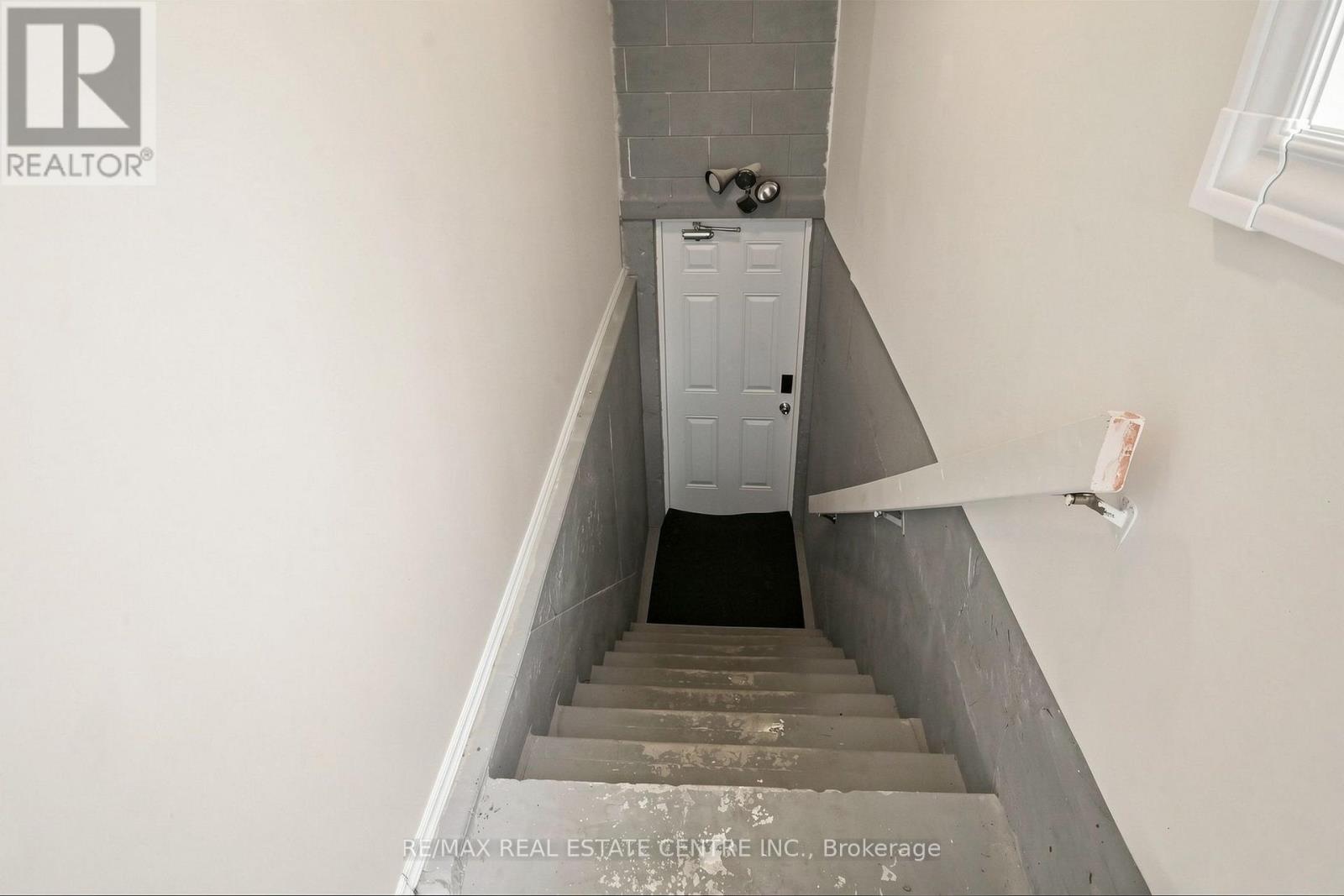 33 BLACKMERE CIRCLE - 44