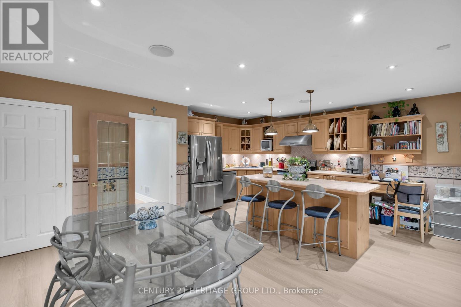 33 SANDERSTEAD AVENUE - 14
