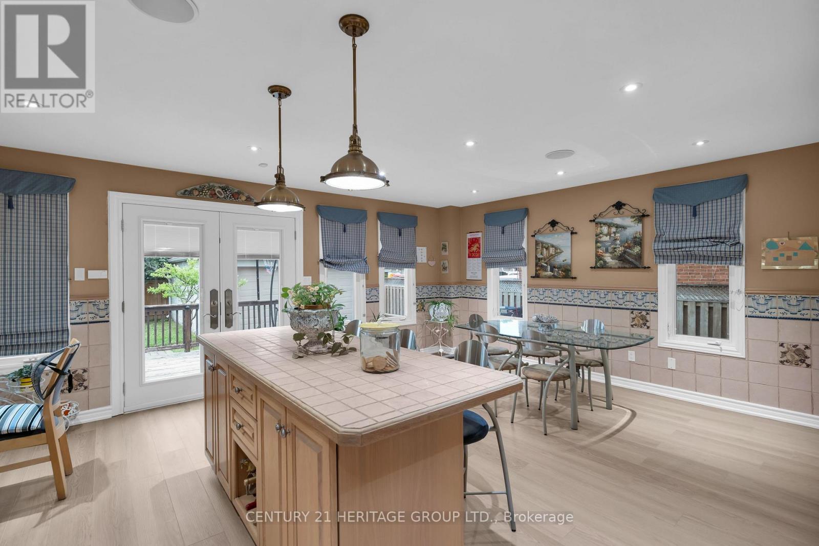 33 SANDERSTEAD AVENUE - 16