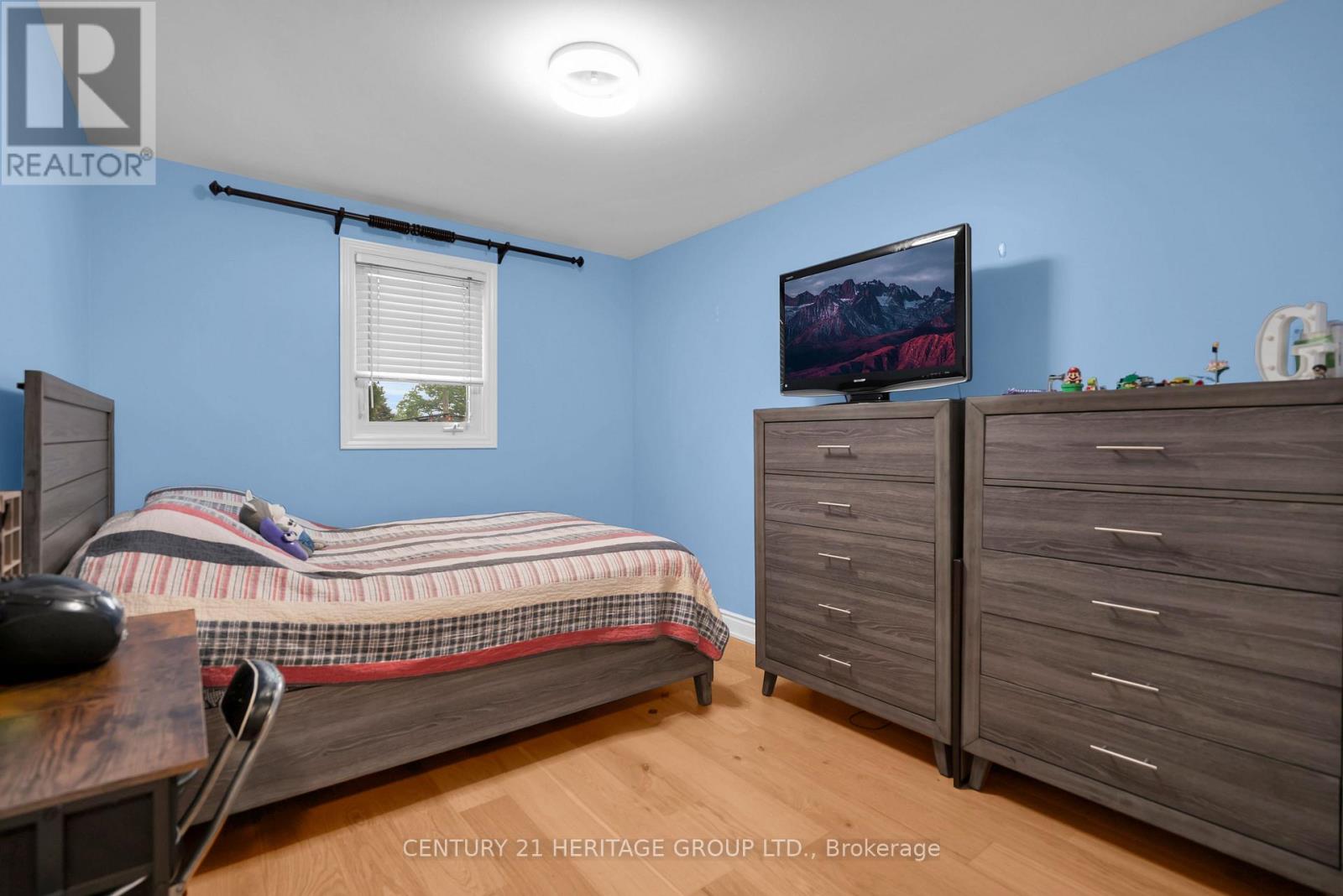 33 SANDERSTEAD AVENUE - 23