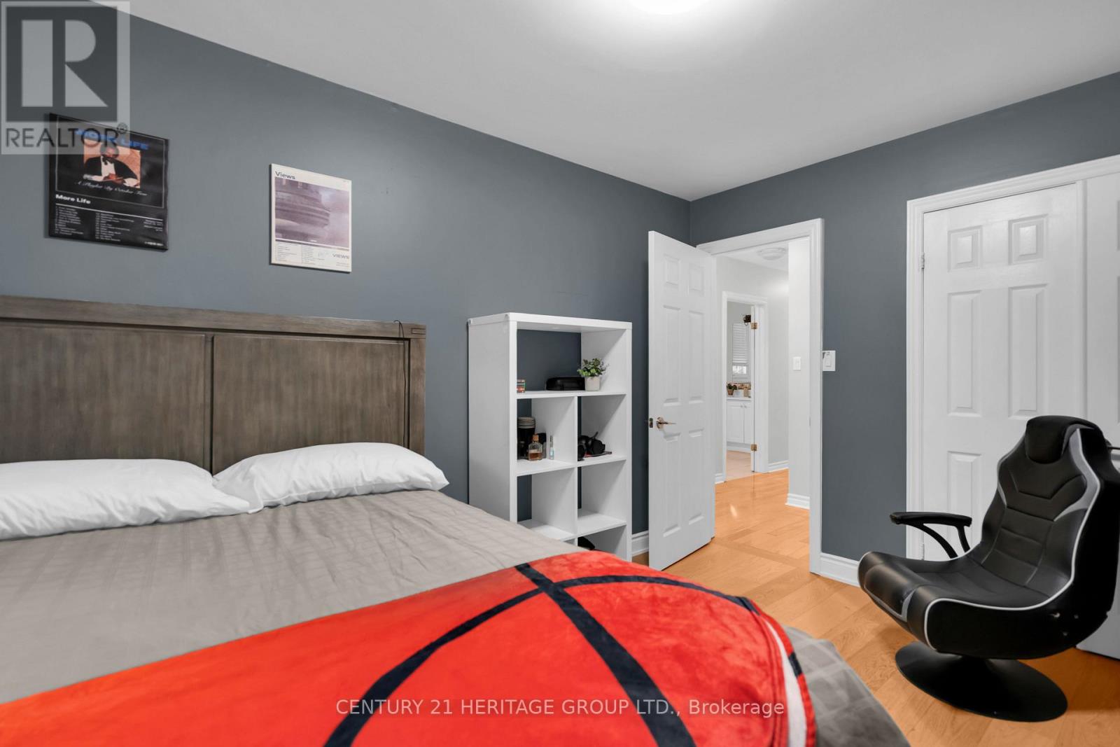 33 SANDERSTEAD AVENUE - 24