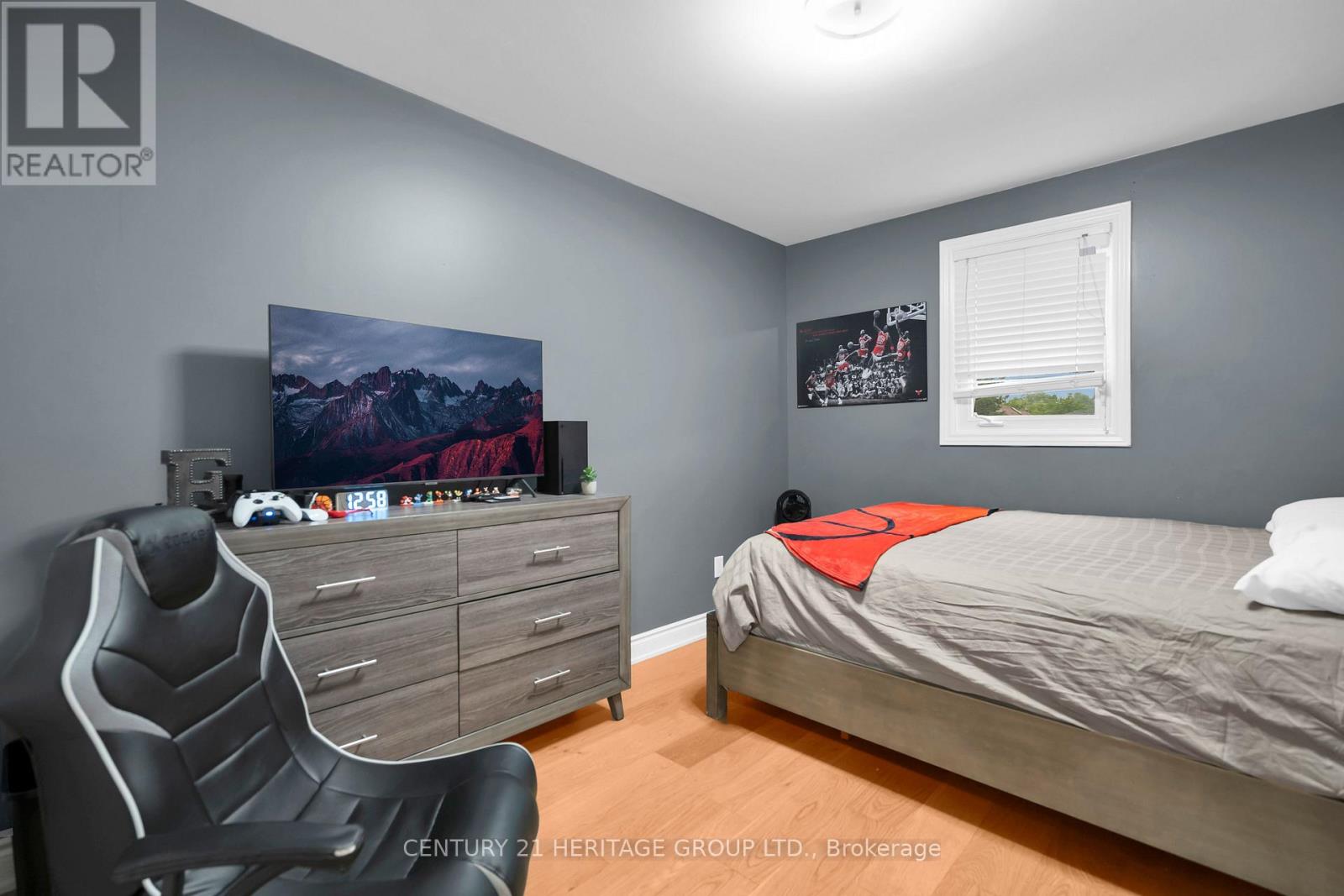 33 SANDERSTEAD AVENUE - 25