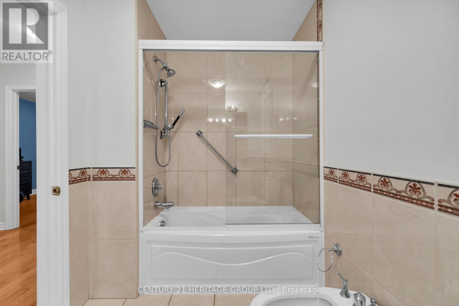 33 SANDERSTEAD AVENUE - 26