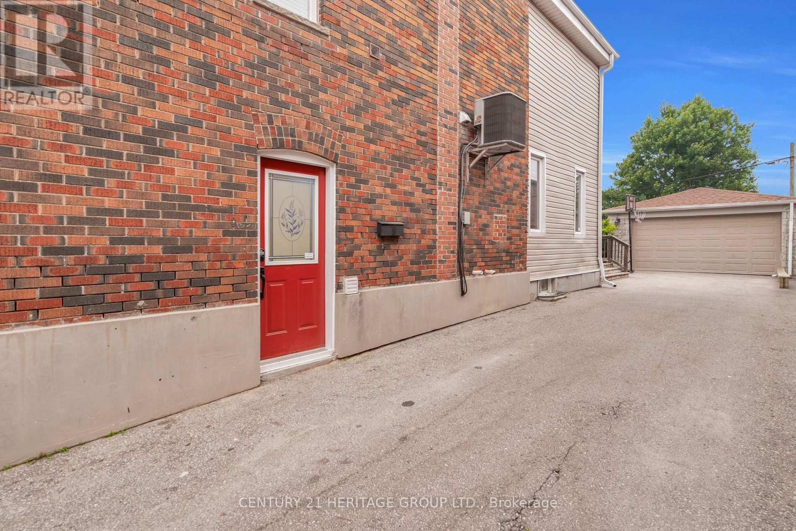 33 SANDERSTEAD AVENUE - 28