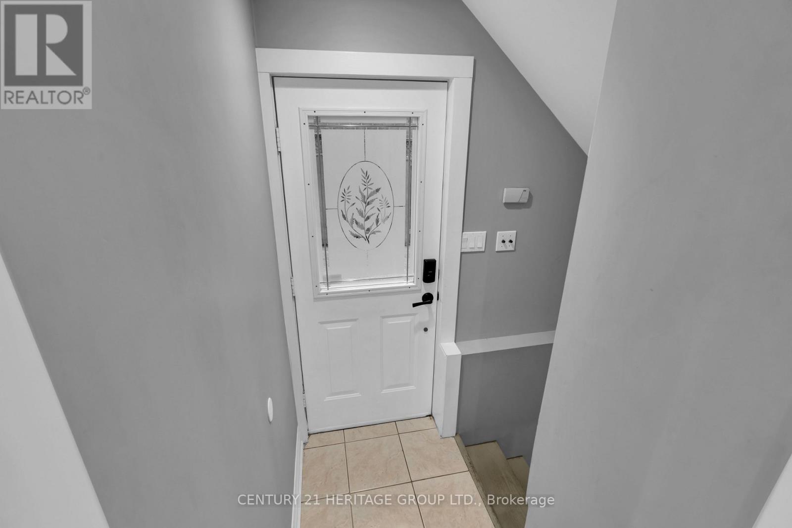 33 SANDERSTEAD AVENUE - 29