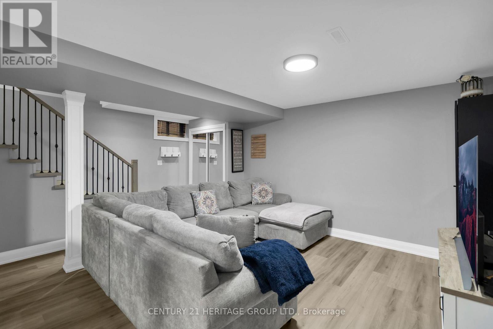 33 SANDERSTEAD AVENUE - 30