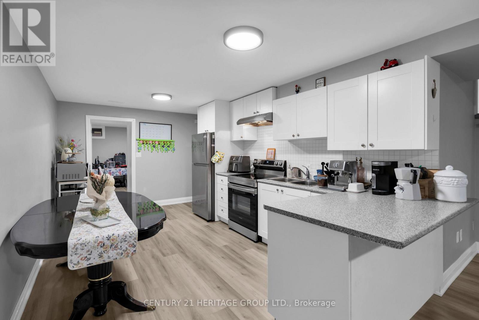 33 SANDERSTEAD AVENUE - 31