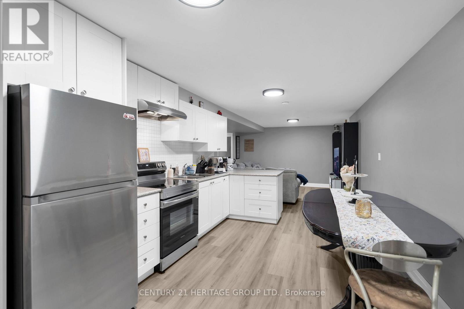33 SANDERSTEAD AVENUE - 32