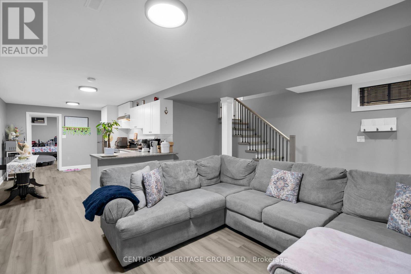 33 SANDERSTEAD AVENUE - 33