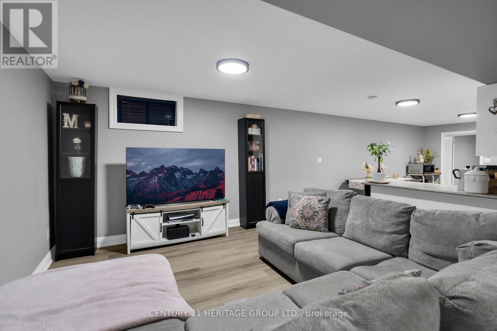 33 SANDERSTEAD AVENUE - 34