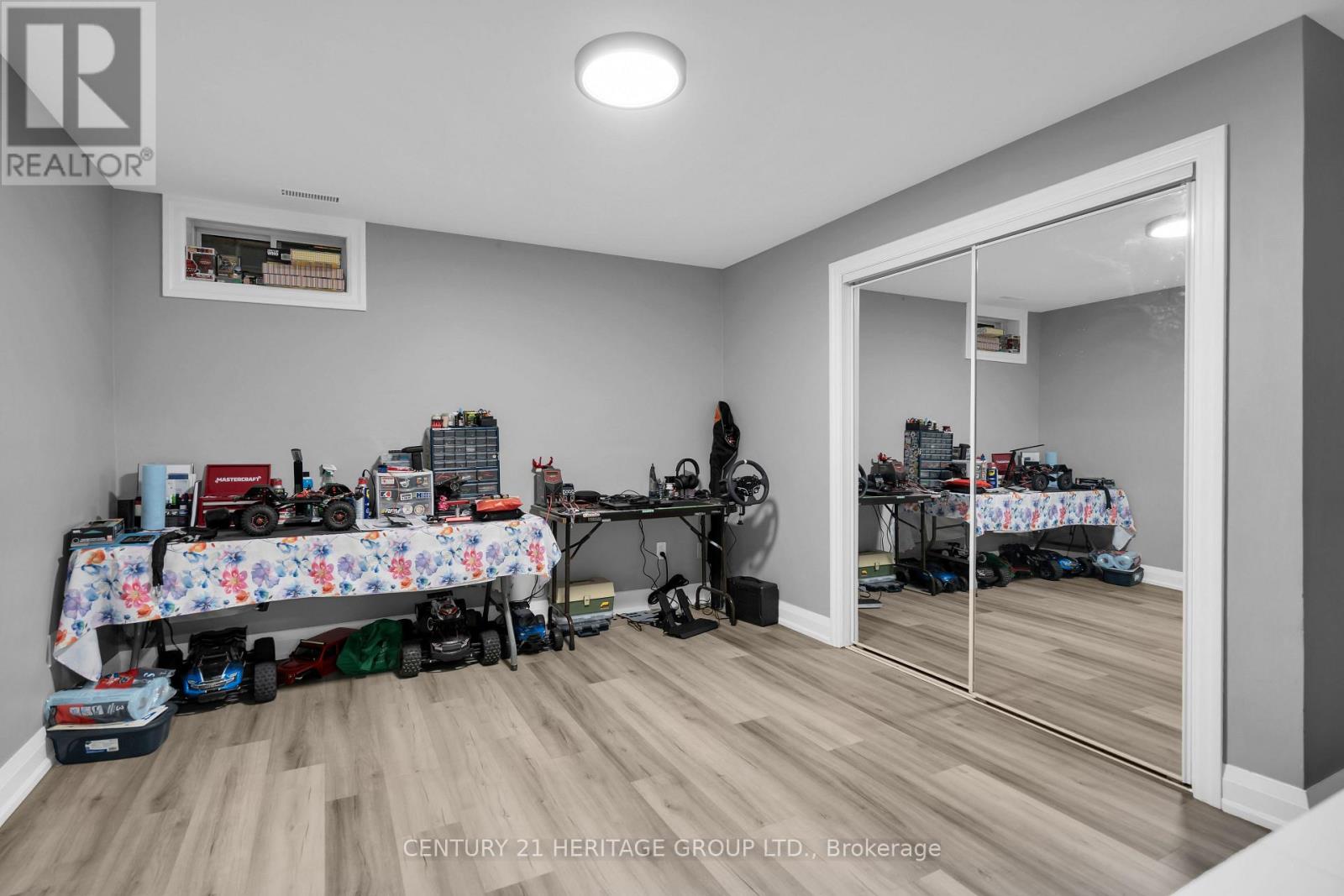 33 SANDERSTEAD AVENUE - 35