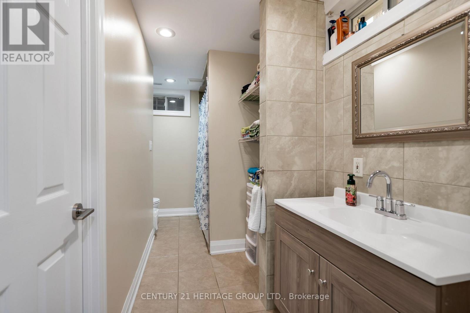 33 SANDERSTEAD AVENUE - 36